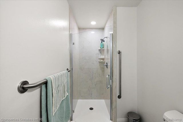 1830 Lone Pine Road, Bloomfield Hills, MI 48302