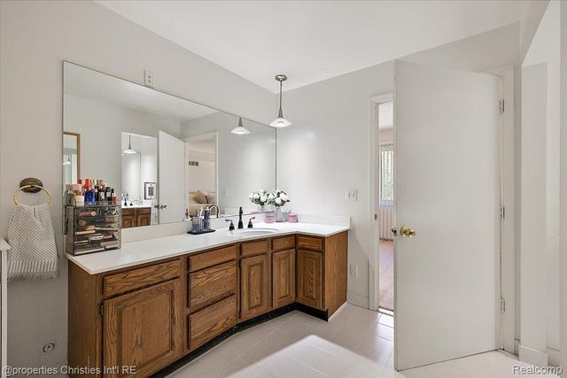 1830 Lone Pine Road, Bloomfield Hills, MI 48302