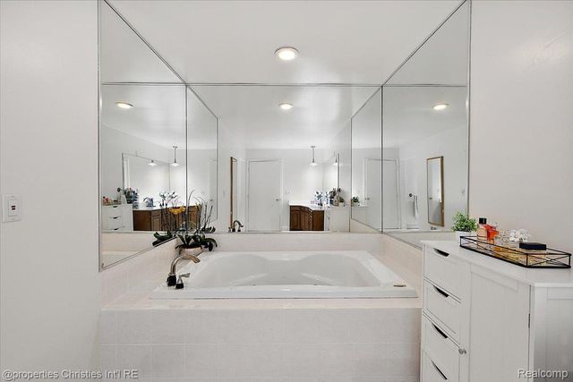 1830 Lone Pine Road, Bloomfield Hills, MI 48302
