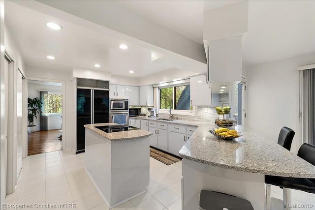 1830 Lone Pine Road, Bloomfield Hills, MI 48302