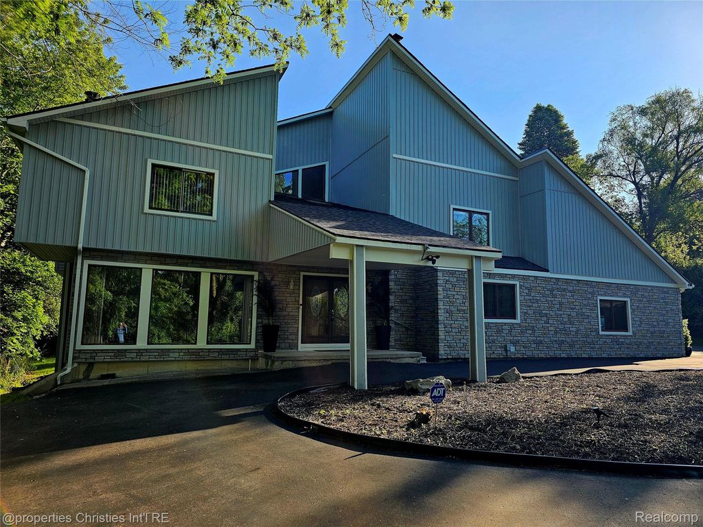 1830 Lone Pine Road, Bloomfield Hills, MI 48302