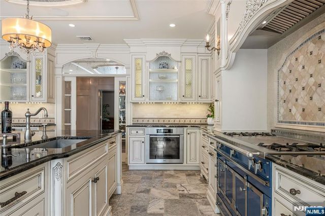 14 Eckert Farm Road, Saddle River, NJ 07458
