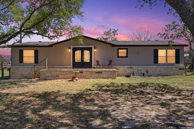 205 Creekview, Floresville, TX 78114