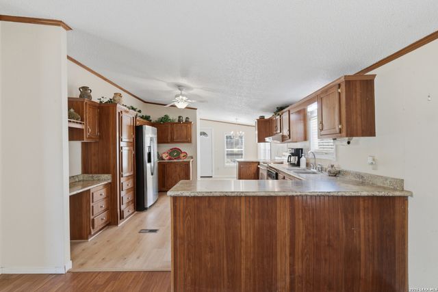 205 Creekview, Floresville, TX 78114