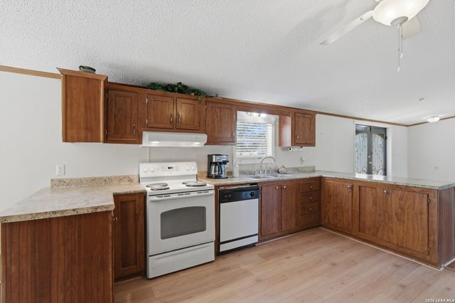 205 Creekview, Floresville, TX 78114