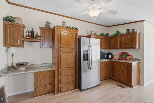 205 Creekview, Floresville, TX 78114