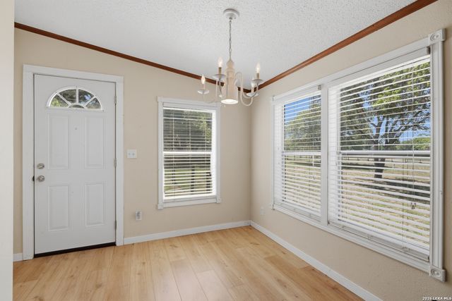 205 Creekview, Floresville, TX 78114