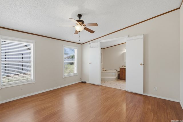 205 Creekview, Floresville, TX 78114