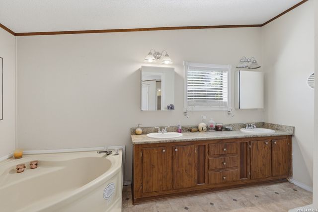 205 Creekview, Floresville, TX 78114