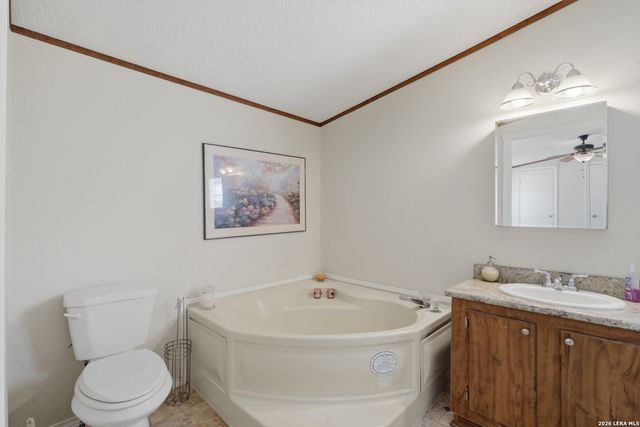 205 Creekview, Floresville, TX 78114