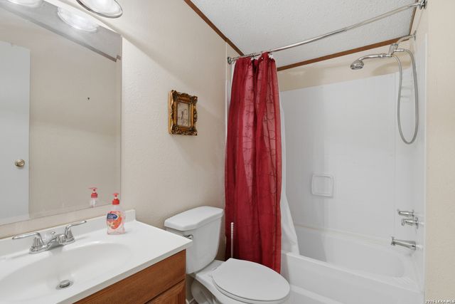 205 Creekview, Floresville, TX 78114