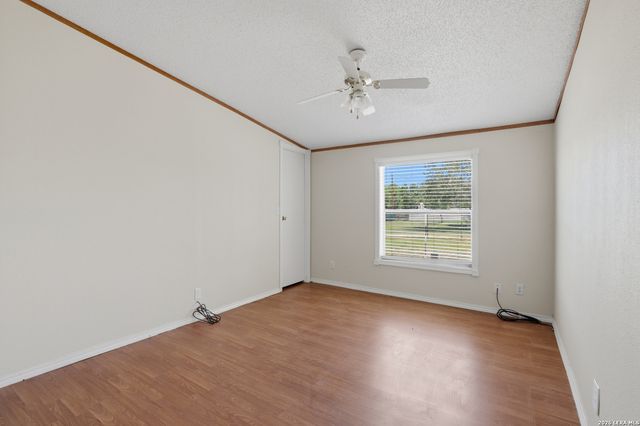 205 Creekview, Floresville, TX 78114