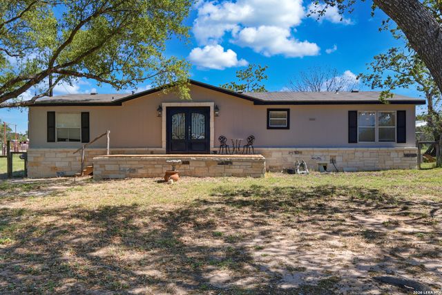 205 Creekview, Floresville, TX 78114