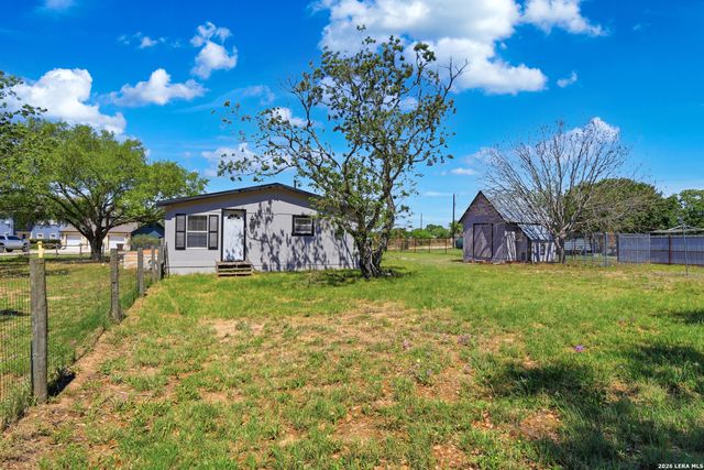 205 Creekview, Floresville, TX 78114