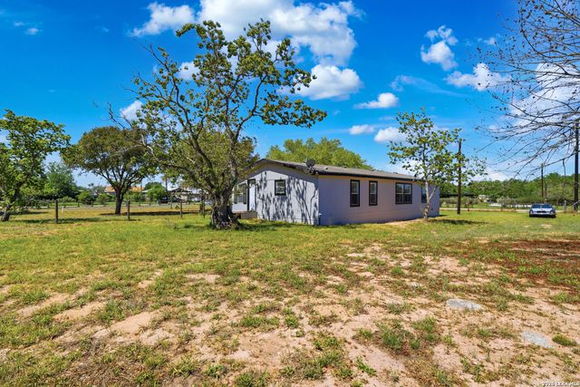 205 Creekview, Floresville, TX 78114