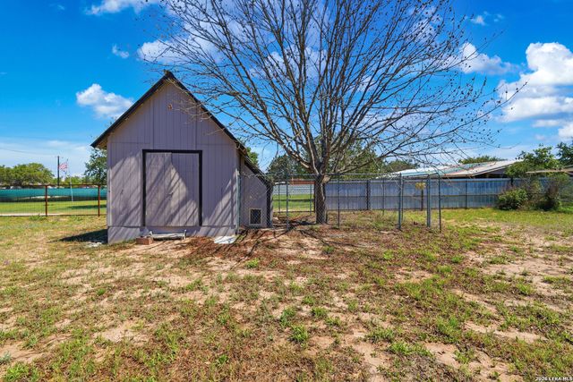 205 Creekview, Floresville, TX 78114