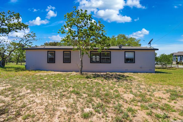 205 Creekview, Floresville, TX 78114