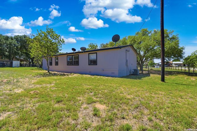 205 Creekview, Floresville, TX 78114