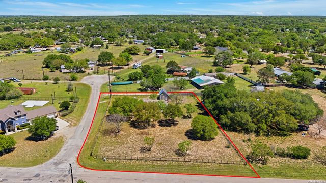 205 Creekview, Floresville, TX 78114