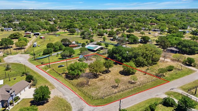 205 Creekview, Floresville, TX 78114