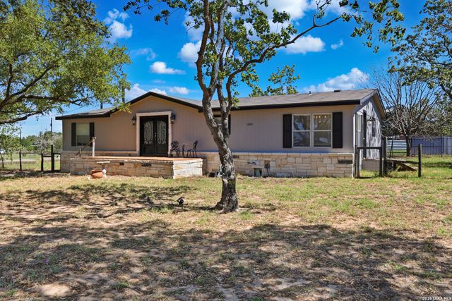 205 Creekview, Floresville, TX 78114