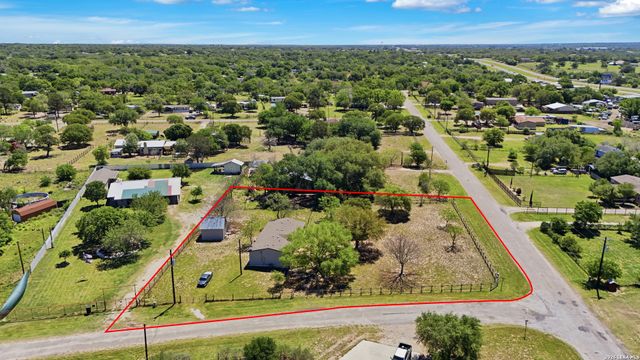 205 Creekview, Floresville, TX 78114