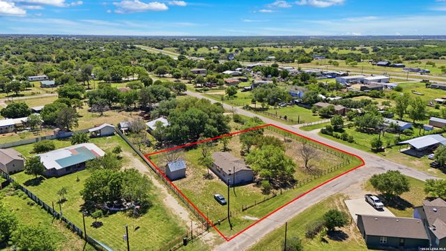 205 Creekview, Floresville, TX 78114