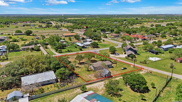 205 Creekview, Floresville, TX 78114