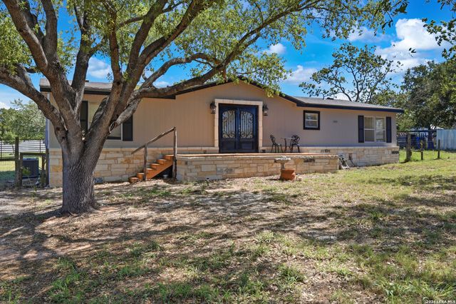 205 Creekview, Floresville, TX 78114