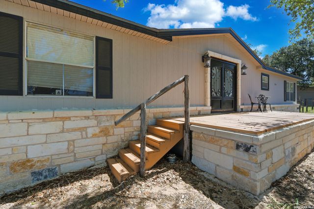 205 Creekview, Floresville, TX 78114