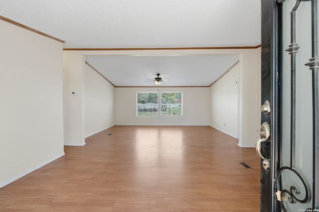 205 Creekview, Floresville, TX 78114