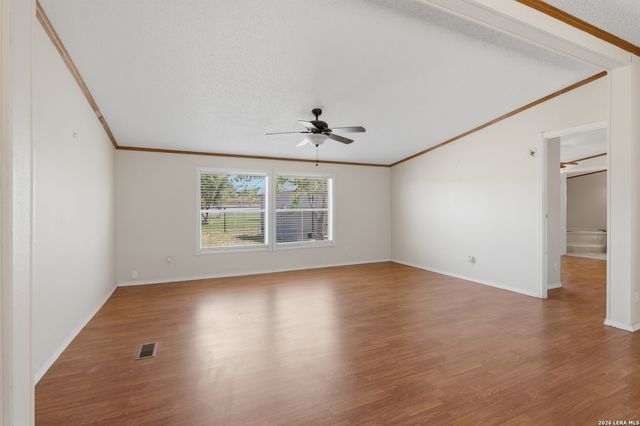 205 Creekview, Floresville, TX 78114