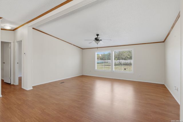 205 Creekview, Floresville, TX 78114