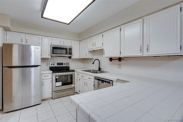 21330 E Glen Haven Circle, Novi, MI 48167