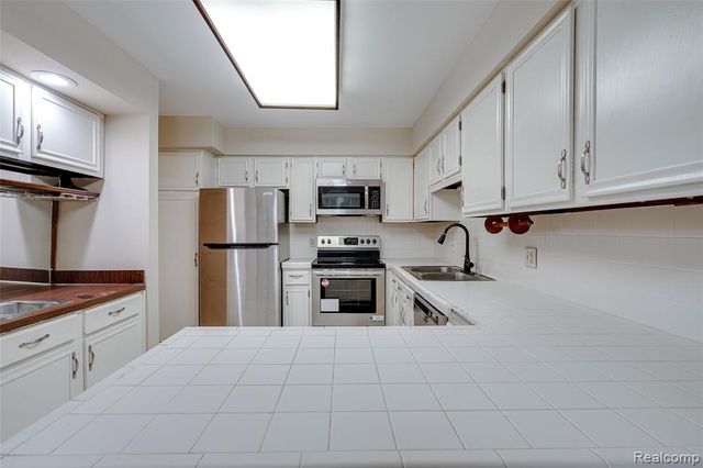 21330 E Glen Haven Circle, Novi, MI 48167