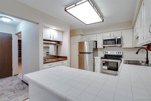 21330 E Glen Haven Circle, Novi, MI 48167