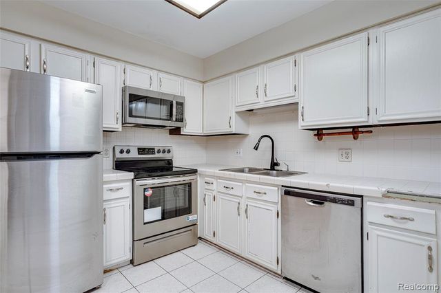 21330 E Glen Haven Circle, Novi, MI 48167