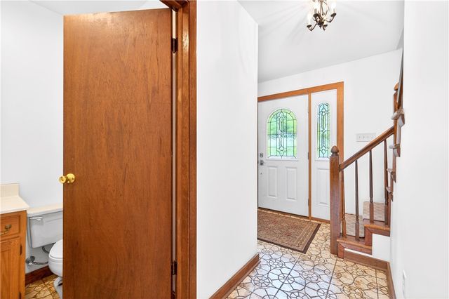 709 Vernon Dr, Rostraver, PA 15012