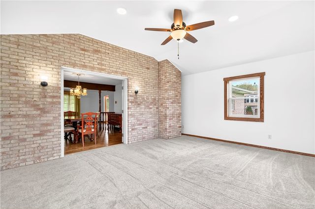 709 Vernon Dr, Rostraver, PA 15012