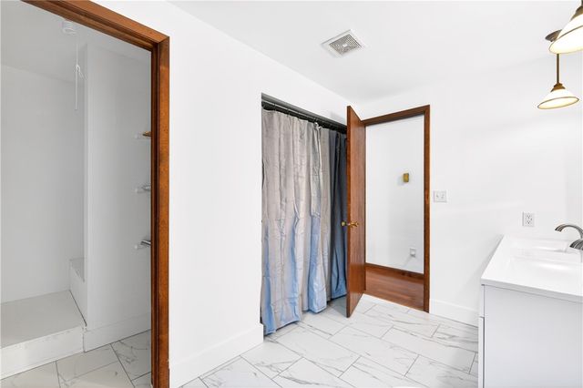 709 Vernon Dr, Rostraver, PA 15012