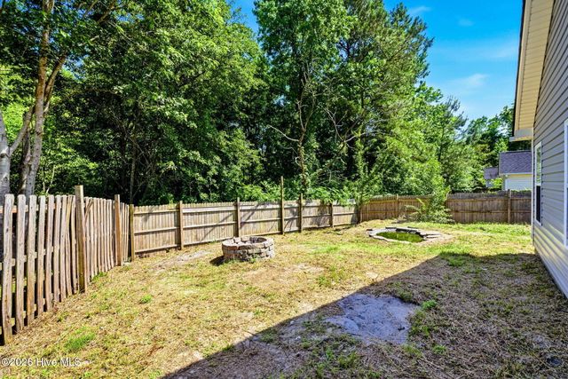 215 Gardenview Court NE, Leland, NC 28451