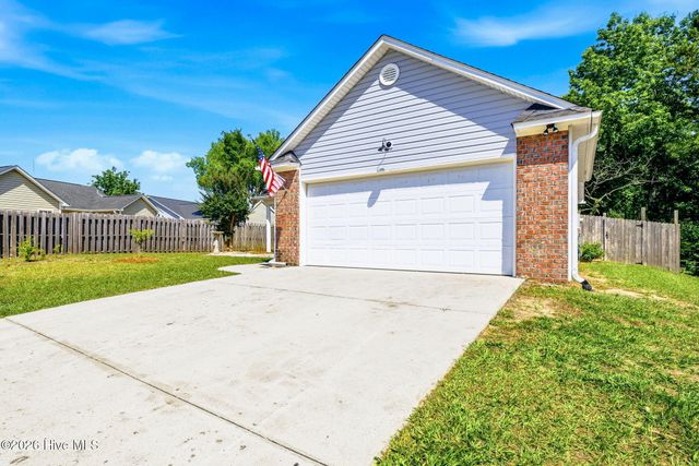215 Gardenview Court NE, Leland, NC 28451