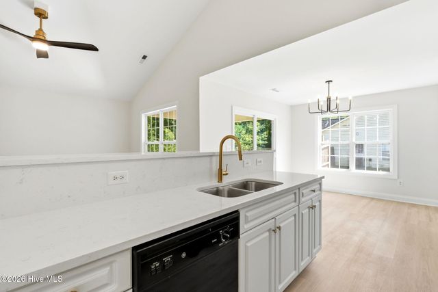 215 Gardenview Court NE, Leland, NC 28451