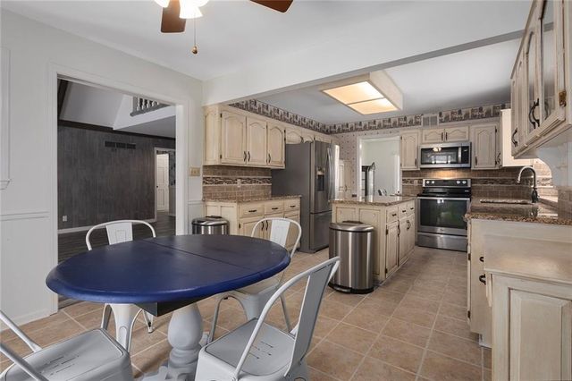 1601 NW Weatherstone Court, Blue Springs, MO 64015