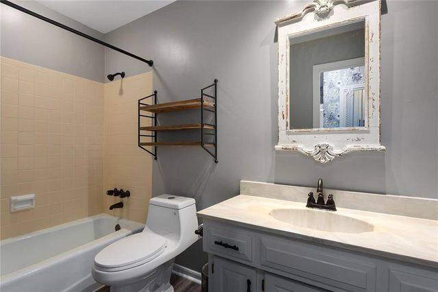 1601 NW Weatherstone Court, Blue Springs, MO 64015