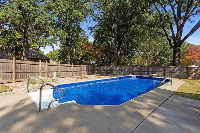 1601 NW Weatherstone Court, Blue Springs, MO 64015