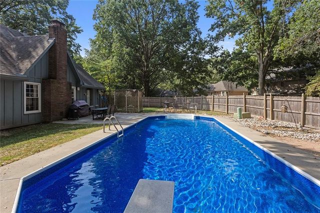 1601 NW Weatherstone Court, Blue Springs, MO 64015