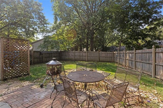 1601 NW Weatherstone Court, Blue Springs, MO 64015