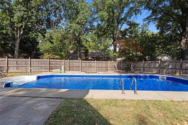 1601 NW Weatherstone Court, Blue Springs, MO 64015