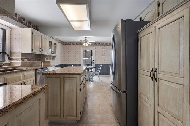 1601 NW Weatherstone Court, Blue Springs, MO 64015